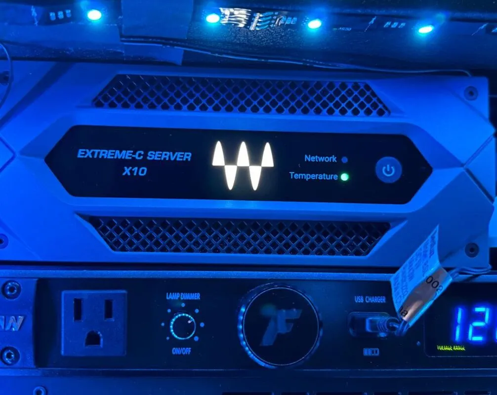Extreme-C Server X10 with illuminated network and temperature indicators in a blue-lit environment.